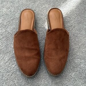 Women’s slip on Universal Thread mules size 6.5